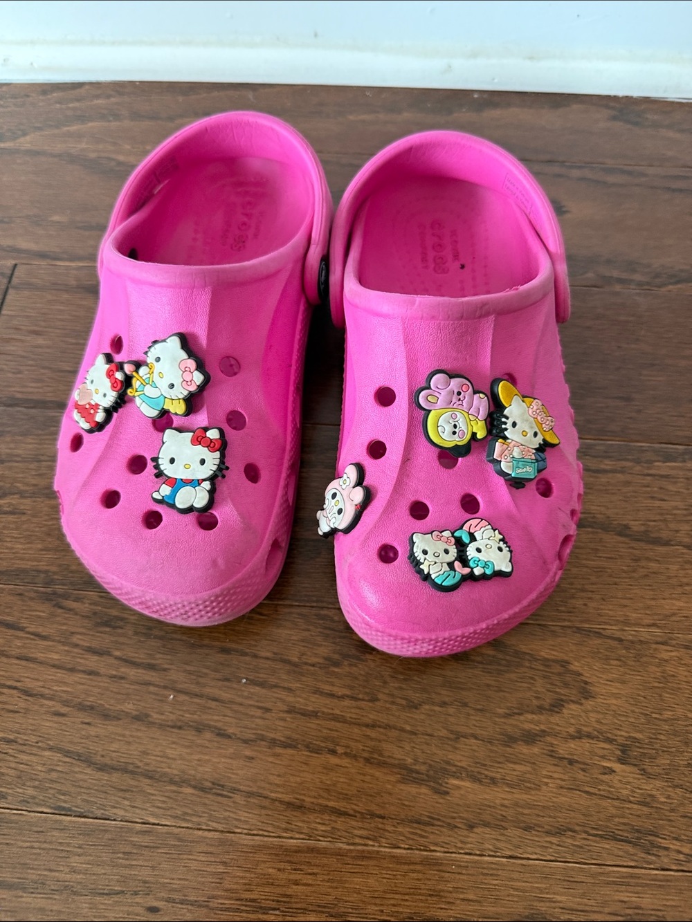 CROCS Kids Hot Pink Clog Sandals with Hello Kitty Character Charms - Picture 2 of 4